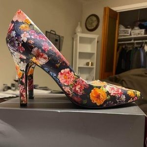 Brand new, brand: Nine West heels. Size 10.5. Floral print